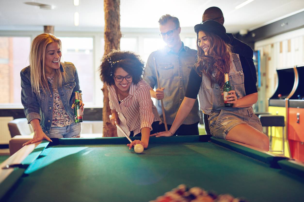 Des amis qui jouent au billard