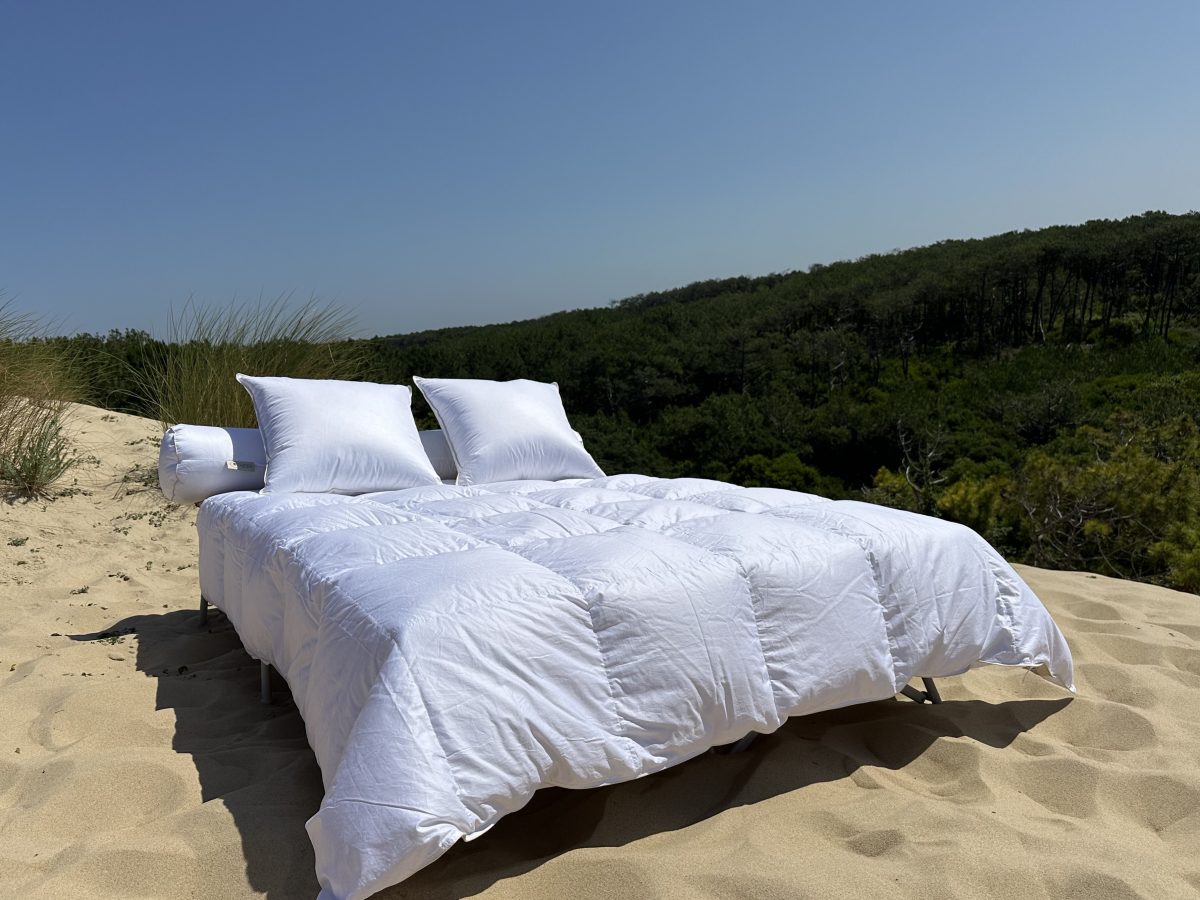 Couette en duvet l&eacute;g&egrave;re pour l'&eacute;t&eacute; sur les dunes
