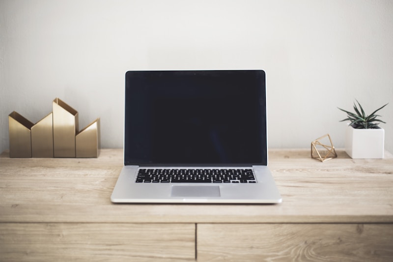 Ordinateur portable reconditionné de gamme professionnelle sur un bureau