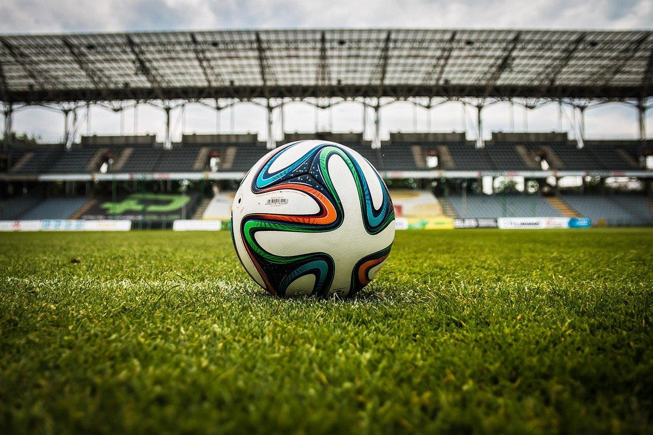 Ballon de football dans un stade