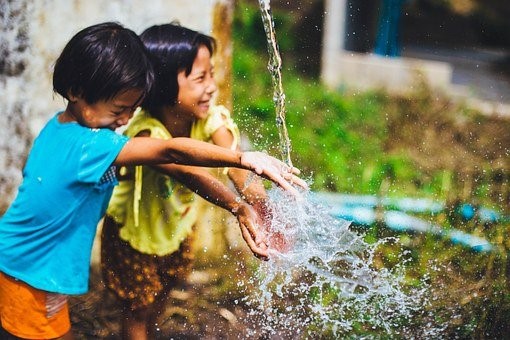 Des enfants qui jouent avec de l'eau