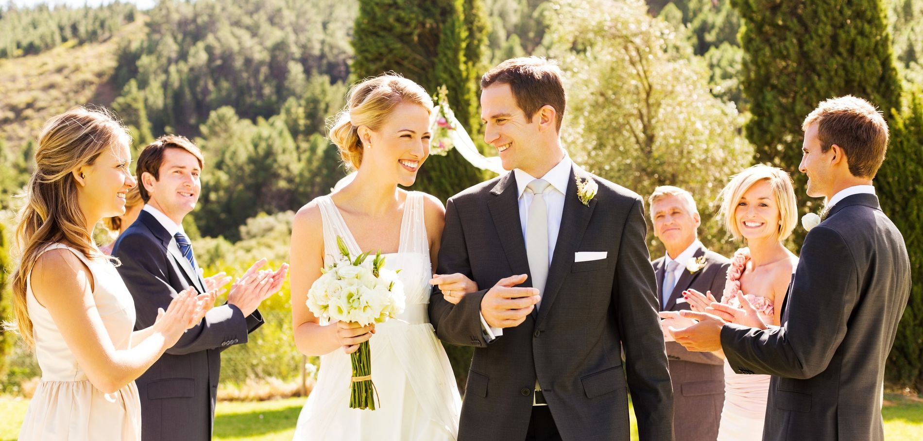 La marche nuptiale d'un couple de jeunes mariés