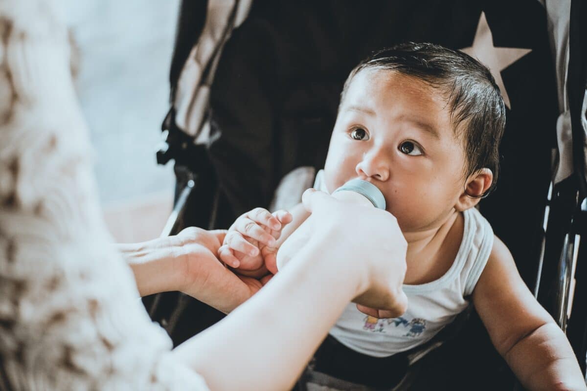 un bébé buvant son lait